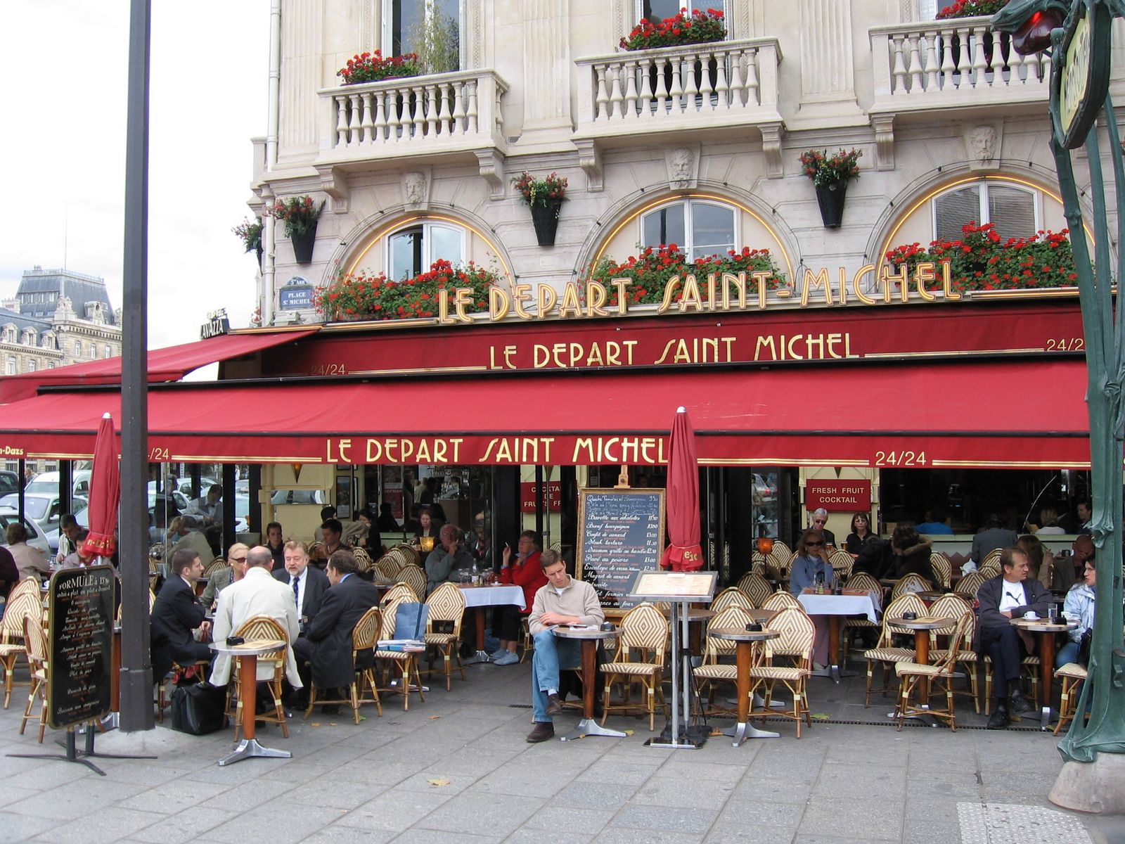 1005-2-paris-cafe